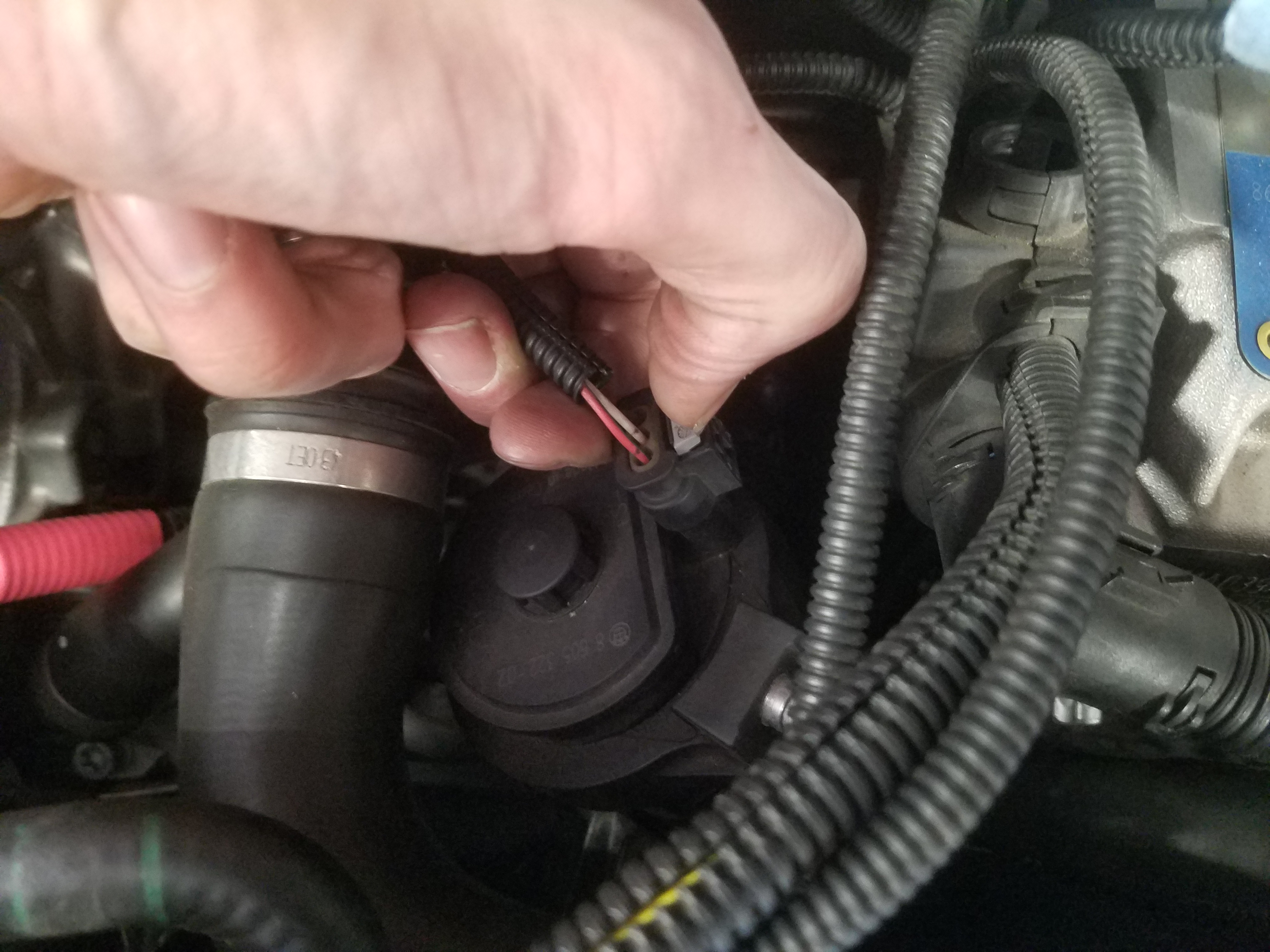 Unplugging reservoir connector